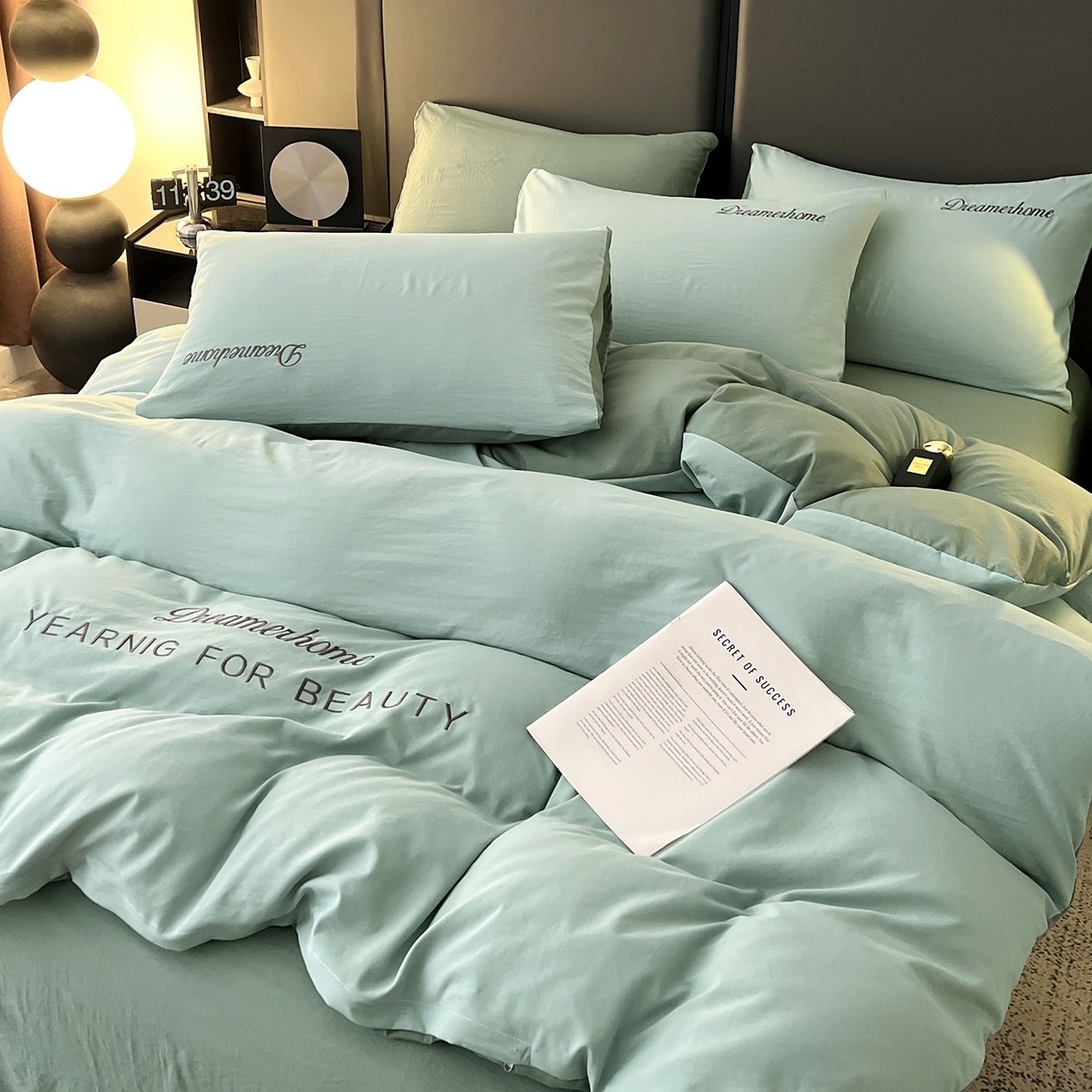 91家纺网 家纺一手货源 找家纺 鑫利来家纺 2026新款水洗云朵棉刺绣四件套纯色双拼水洗磨毛简约字母刺绣四件套 慕斯-繁星蓝+天青