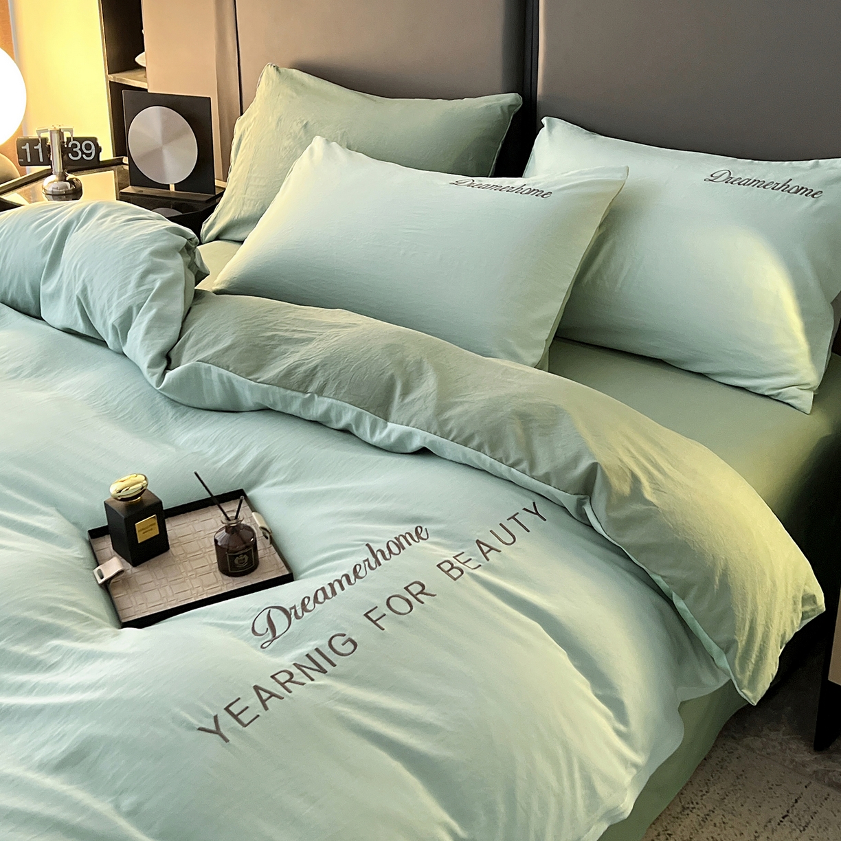 91家纺网 家纺一手货源 找家纺 鑫利来家纺 2026新款水洗云朵棉刺绣四件套纯色双拼水洗磨毛简约字母刺绣四件套 慕斯-繁星蓝+天青