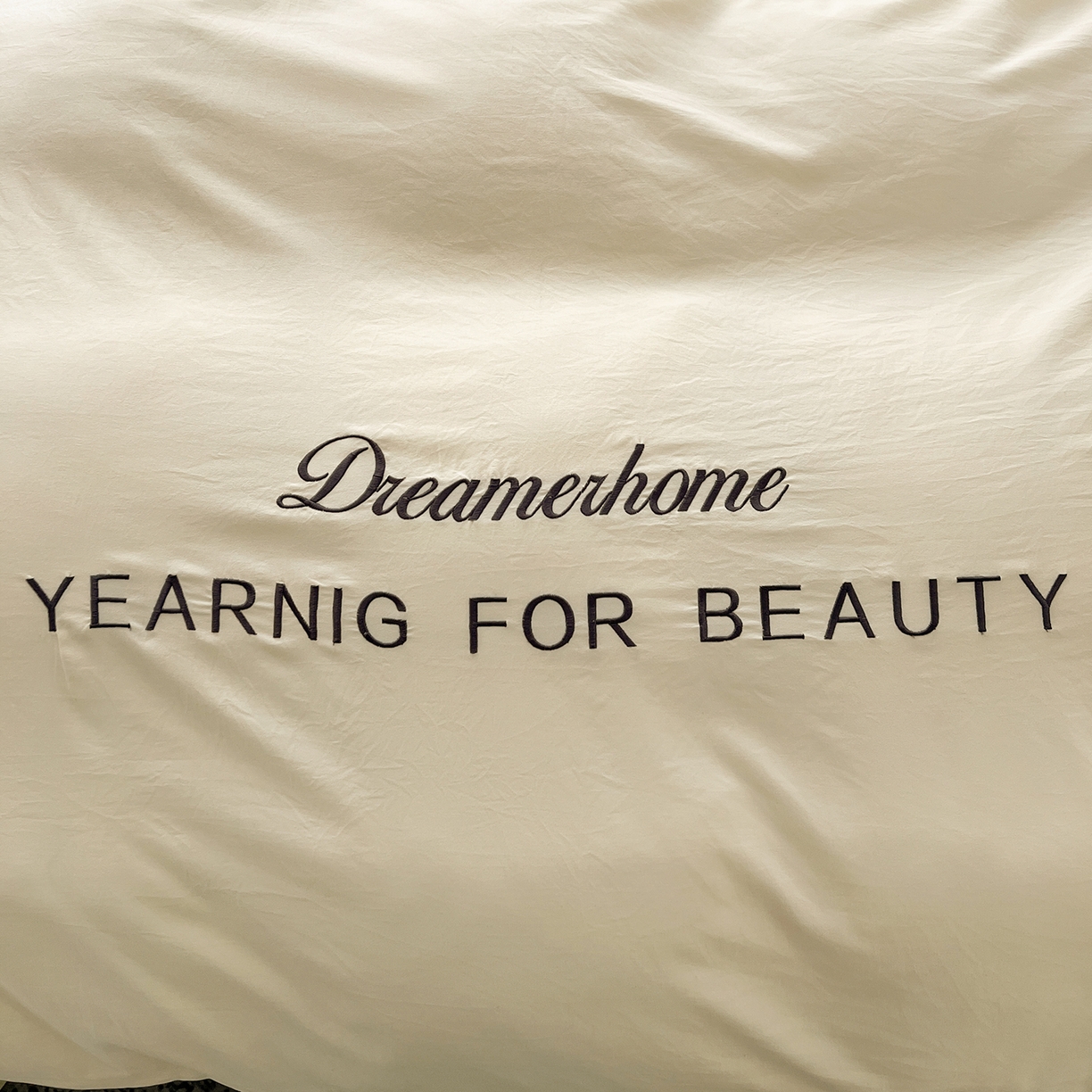 91家纺网 家纺一手货源 找家纺 鑫利来家纺 2026新款水洗云朵棉刺绣四件套纯色双拼水洗磨毛简约字母刺绣四件套 慕斯-奶白+果绿