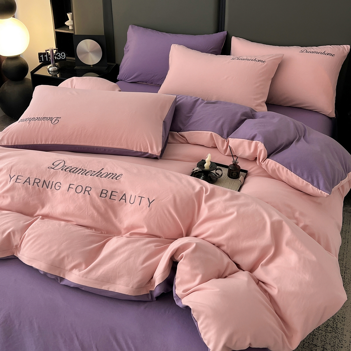 91家纺网 家纺一手货源 找家纺 鑫利来家纺 2026新款水洗云朵棉刺绣四件套纯色双拼水洗磨毛简约字母刺绣四件套 慕斯-粉+紫