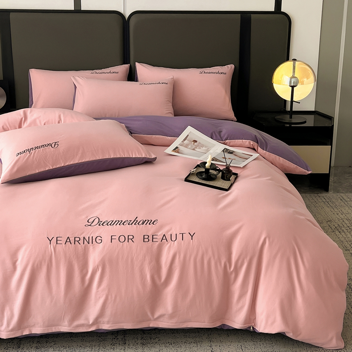 91家纺网 家纺一手货源 找家纺 鑫利来家纺 2026新款水洗云朵棉刺绣四件套纯色双拼水洗磨毛简约字母刺绣四件套 慕斯-粉+紫