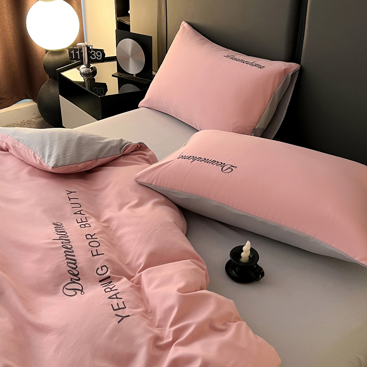 91家纺网 家纺一手货源 找家纺 鑫利来家纺 2026新款水洗云朵棉刺绣四件套纯色双拼水洗磨毛简约字母刺绣四件套 慕斯-豆沙+山灰