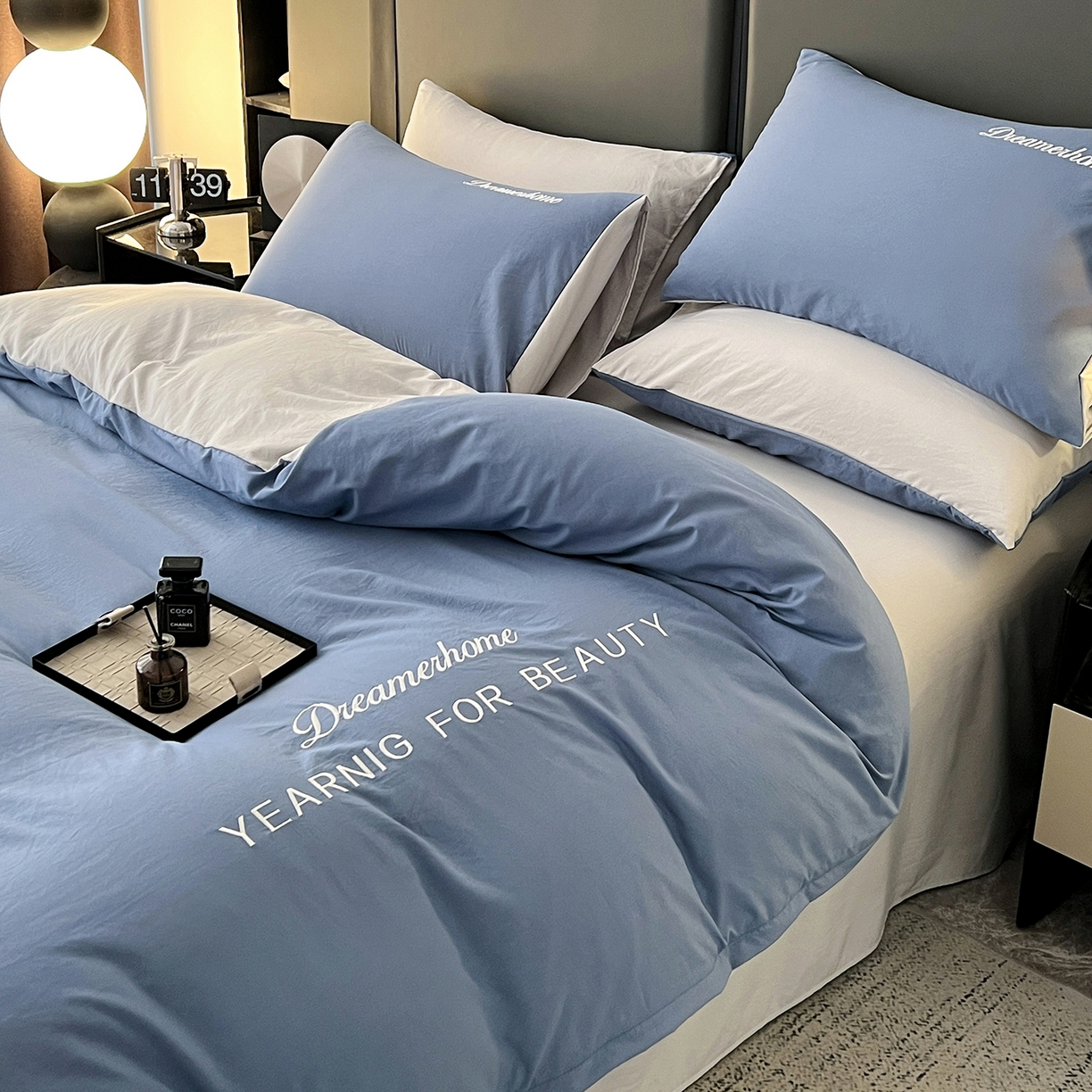 91家纺网 家纺一手货源 找家纺 鑫利来家纺 2026新款水洗云朵棉刺绣四件套纯色双拼水洗磨毛简约字母刺绣四件套 慕斯-宾利兰+山灰