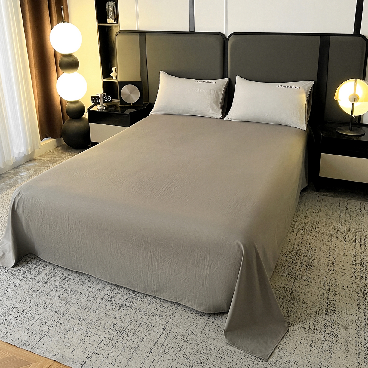 91家纺网 家纺一手货源 找家纺 鑫利来家纺 2026新款水洗云朵棉刺绣四件套纯色双拼水洗磨毛简约字母刺绣四件套 慕斯-山灰+中灰