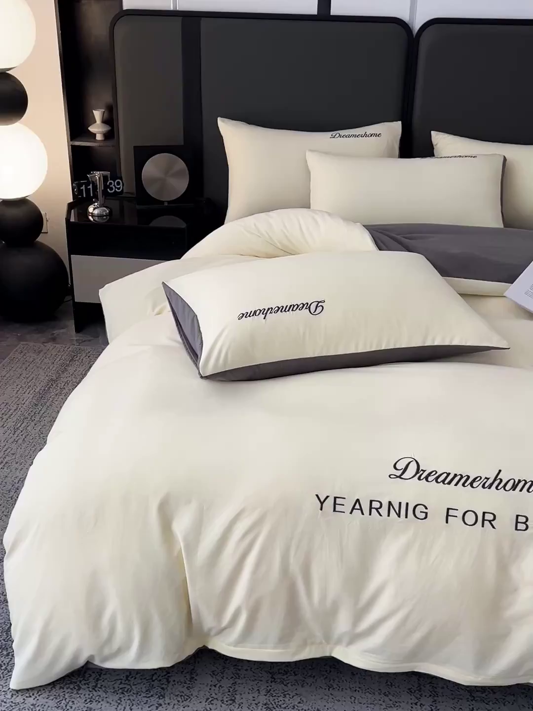 91家纺网 家纺一手货源 找家纺 鑫利来家纺 2026新款水洗云朵棉刺绣四件套纯色双拼水洗磨毛简约字母刺绣四件套 慕斯-奶白+中灰