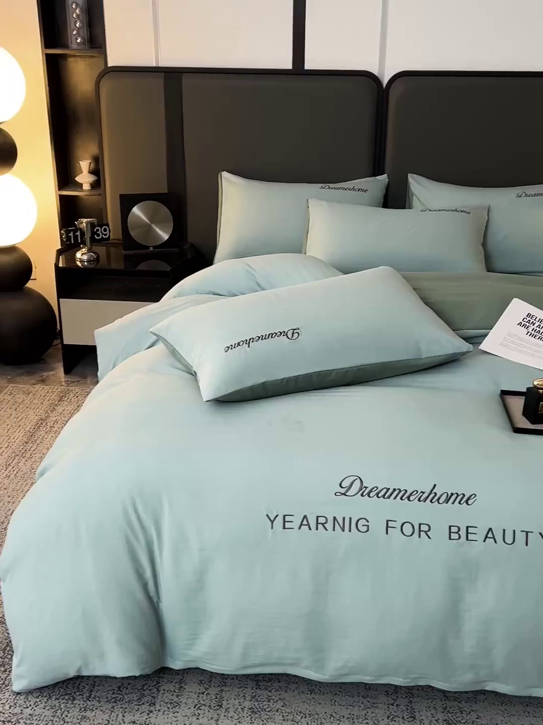 91家纺网 家纺一手货源 找家纺 鑫利来家纺 2026新款水洗云朵棉刺绣四件套纯色双拼水洗磨毛简约字母刺绣四件套 慕斯-繁星蓝+天青