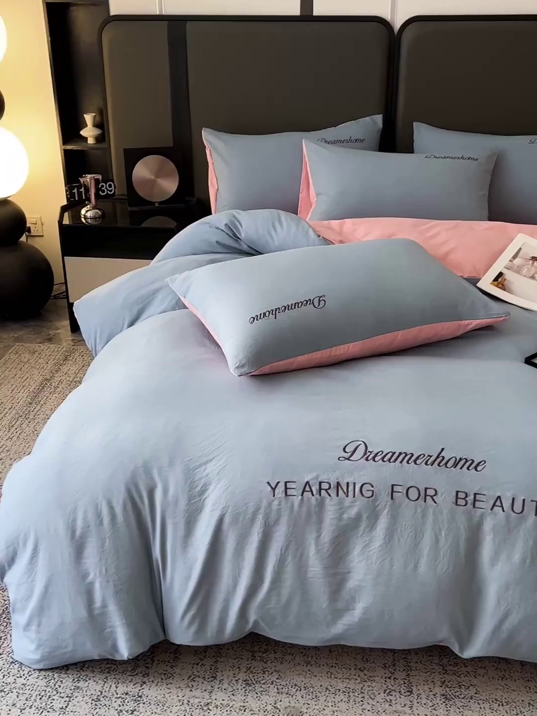 91家纺网 家纺一手货源 找家纺 鑫利来家纺 2026新款水洗云朵棉刺绣四件套纯色双拼水洗磨毛简约字母刺绣四件套 慕斯-海清+香叶粉