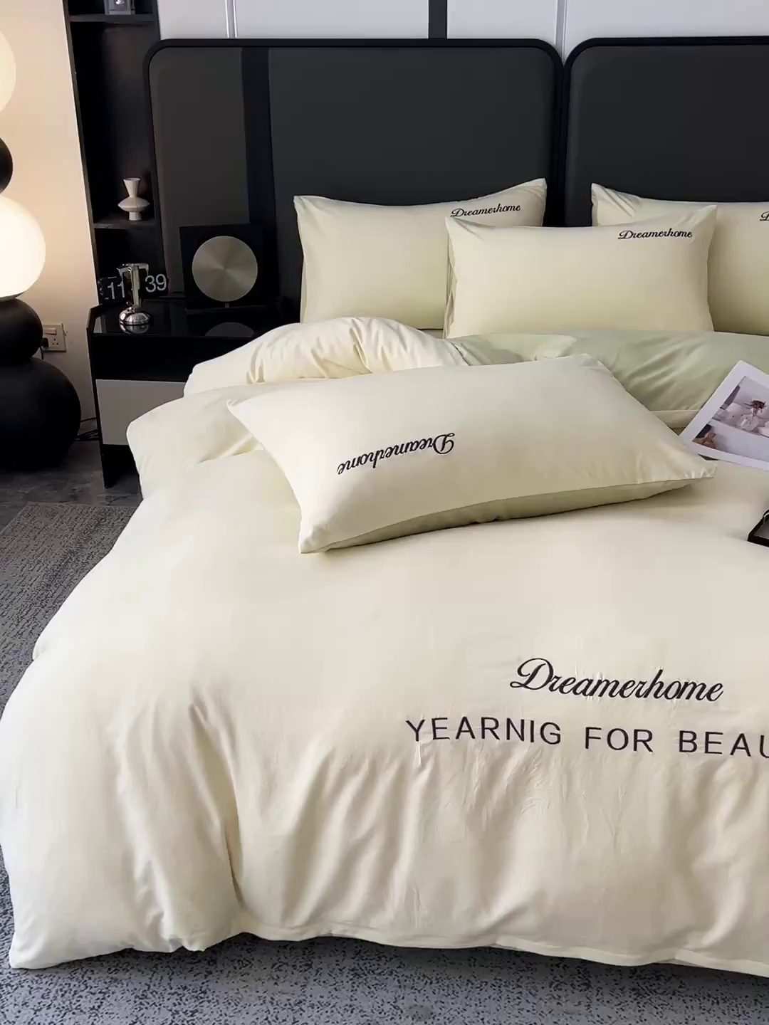 91家纺网 家纺一手货源 找家纺 鑫利来家纺 2026新款水洗云朵棉刺绣四件套纯色双拼水洗磨毛简约字母刺绣四件套 慕斯-奶白+果绿