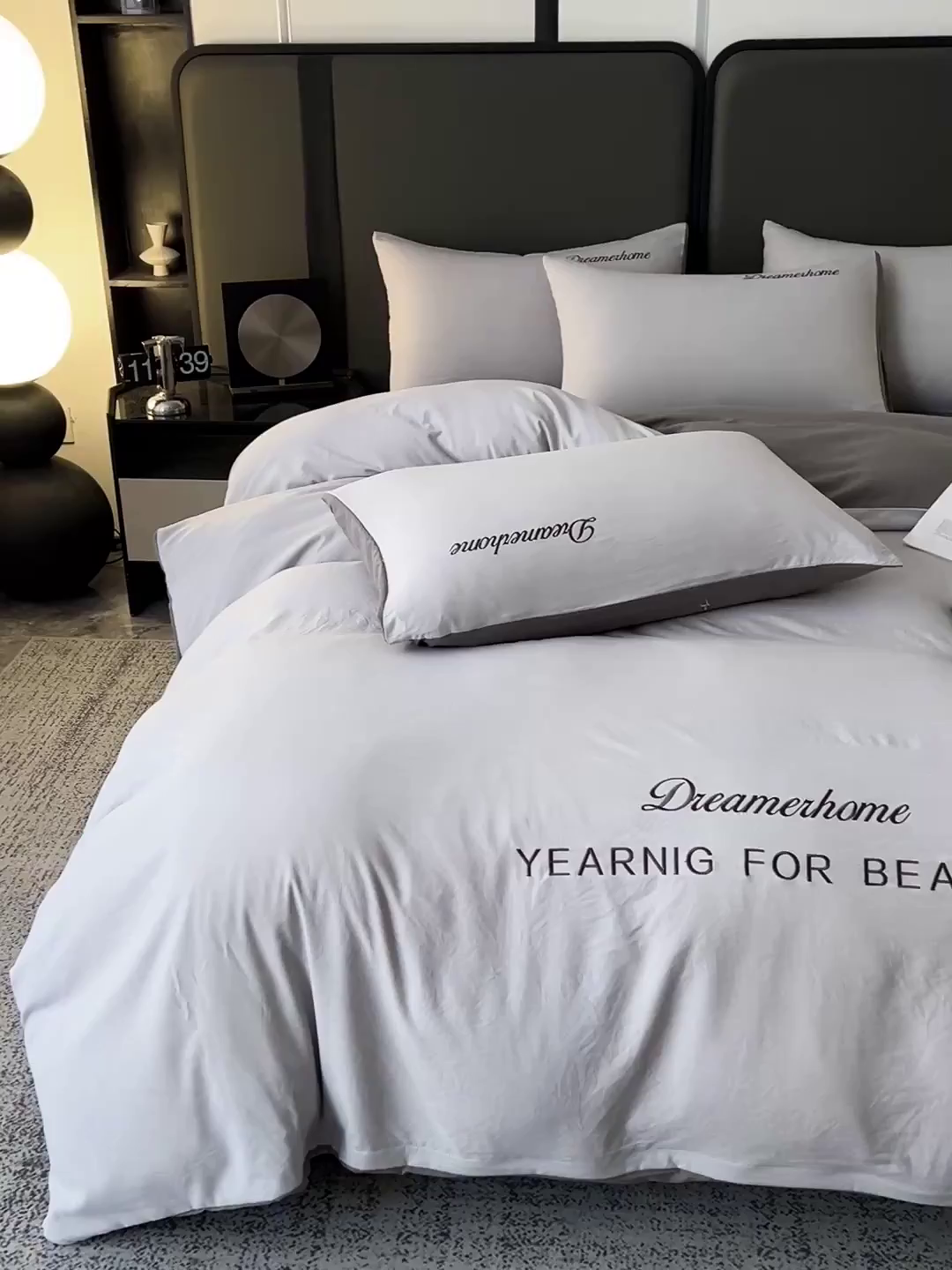 91家纺网 家纺一手货源 找家纺 鑫利来家纺 2026新款水洗云朵棉刺绣四件套纯色双拼水洗磨毛简约字母刺绣四件套 慕斯-山灰+中灰