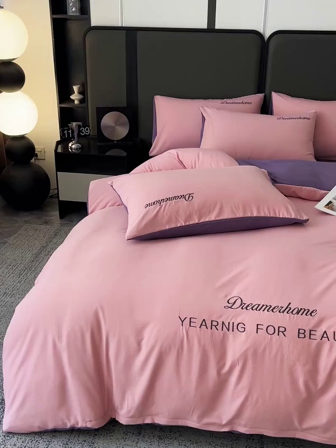 91家纺网 家纺一手货源 找家纺 鑫利来家纺 2026新款水洗云朵棉刺绣四件套纯色双拼水洗磨毛简约字母刺绣四件套 慕斯-粉+紫