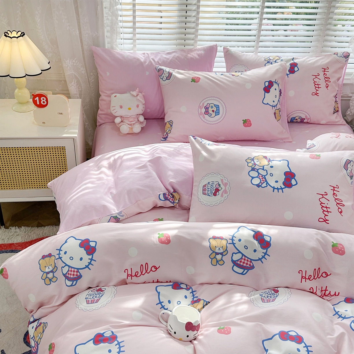 91家纺网 家纺一手货源 找家纺 玉元坊 2026新款正版授权三丽鸥系列全棉纯棉床单四件套学生三件套-凯蒂猫系列 KT和熊粉【简约款】