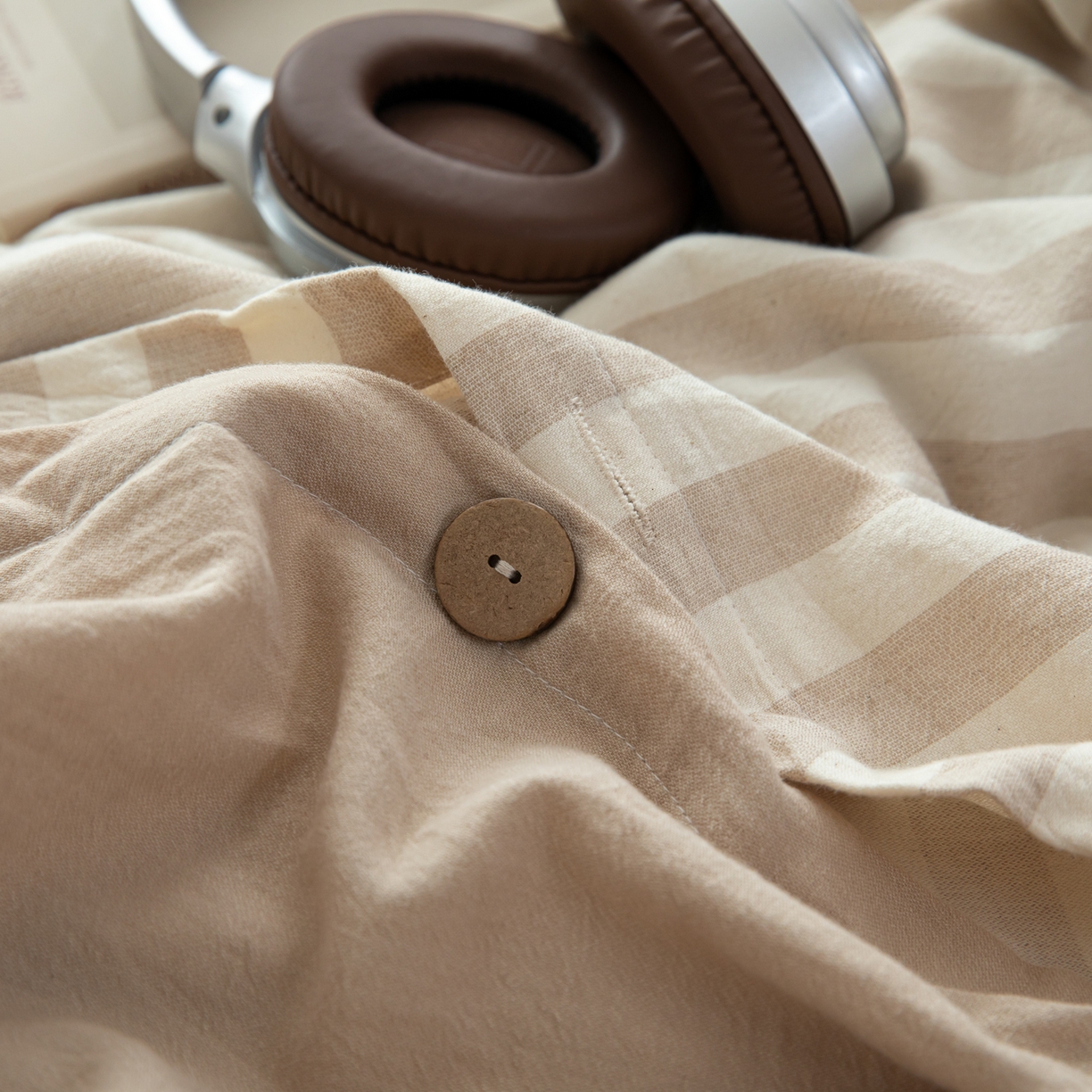 91家纺网 家纺一手货源 找家纺 （总）女子家纺 2026新款A类棉麻纽扣款四件套--条纹格子系列