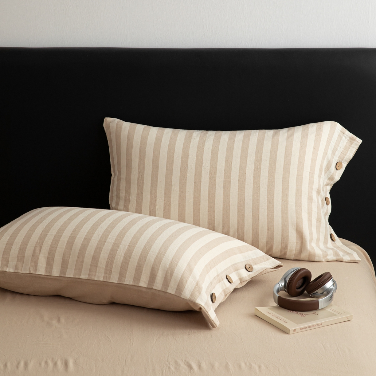 91家纺网 家纺一手货源 找家纺 女子家纺 2026新款A类棉麻纽扣款四件套--条纹格子系列 咖条-暖梦