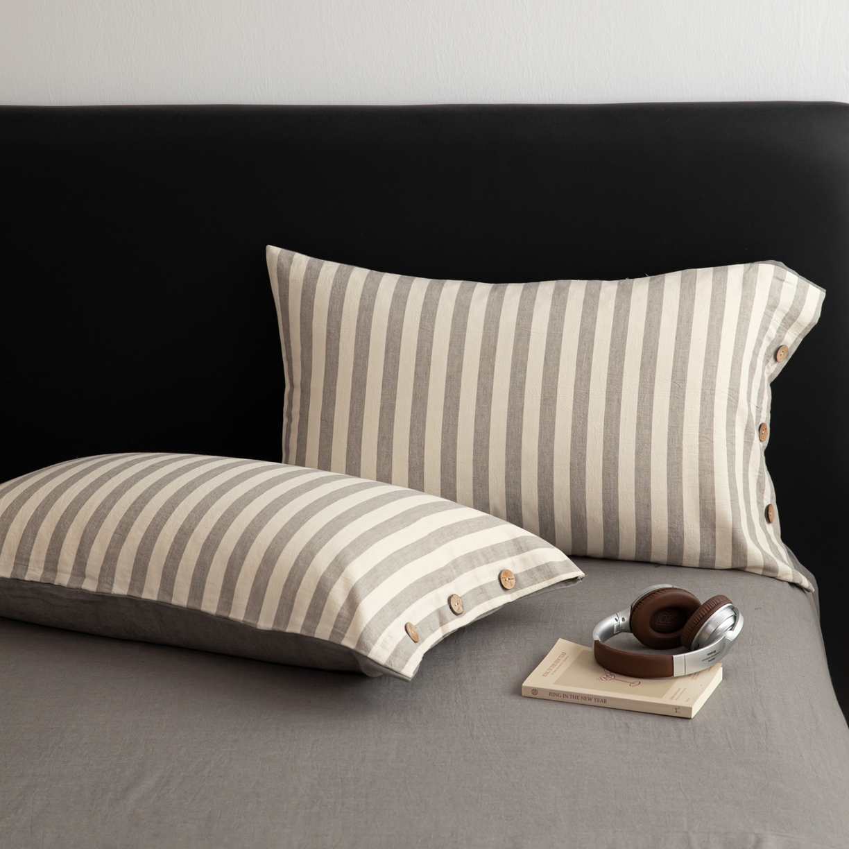 91家纺网 家纺一手货源 找家纺 女子家纺 2026新款A类棉麻纽扣款四件套--条纹格子系列 麻灰-暖梦