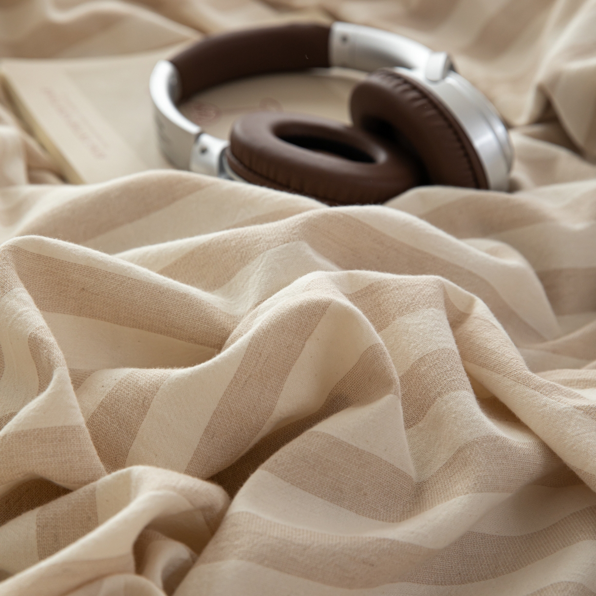 91家纺网 家纺一手货源 找家纺 女子家纺 2026新款A类棉麻纽扣款四件套--条纹格子系列 咖条-暖梦