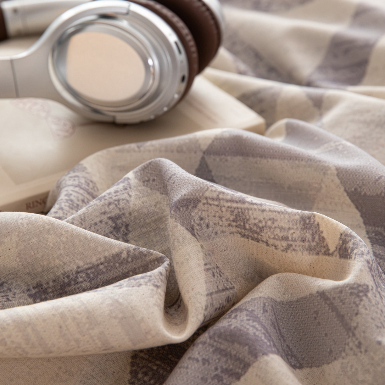 91家纺网 家纺一手货源 找家纺 女子家纺 2026新款A类棉麻纽扣款四件套--条纹格子系列 几何灰调