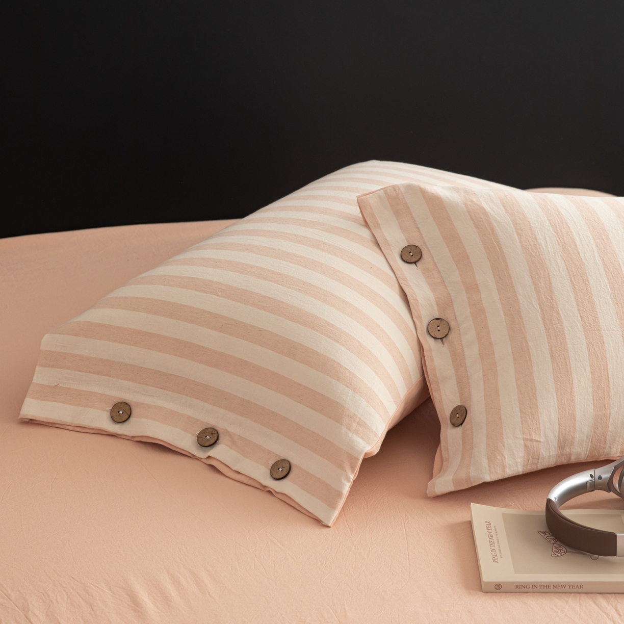 91家纺网 家纺一手货源 找家纺 女子家纺 2026新款A类棉麻纽扣款四件套--条纹格子系列 蜜粉-暖梦