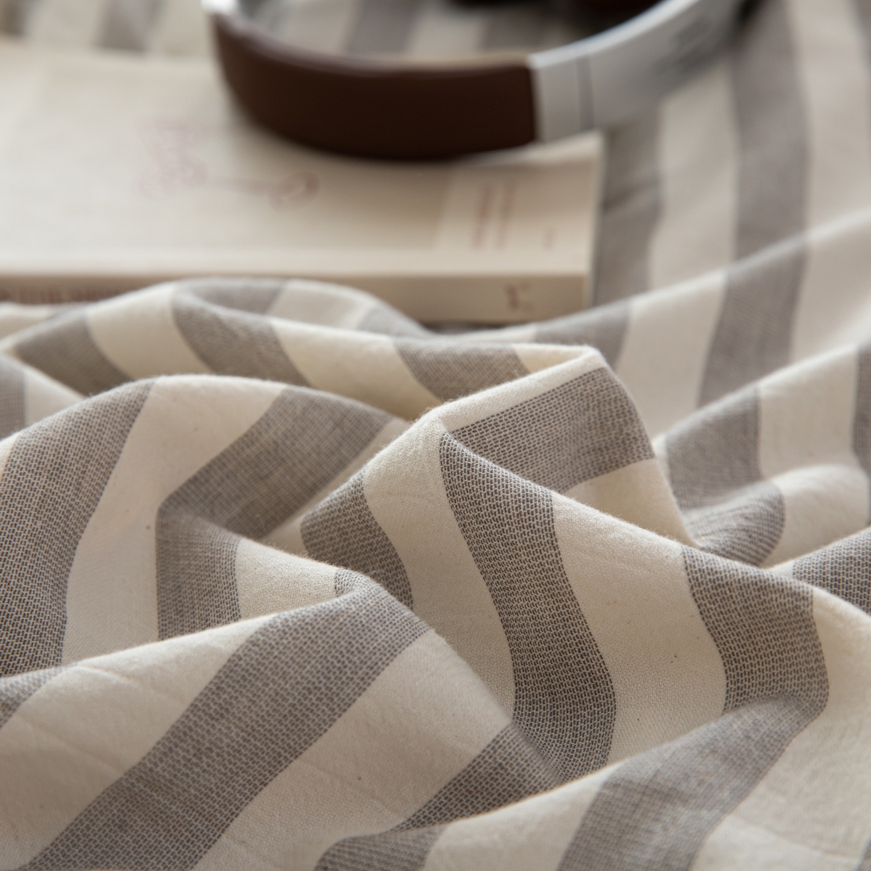 91家纺网 家纺一手货源 找家纺 女子家纺 2026新款A类棉麻纽扣款四件套--条纹格子系列 麻灰-暖梦