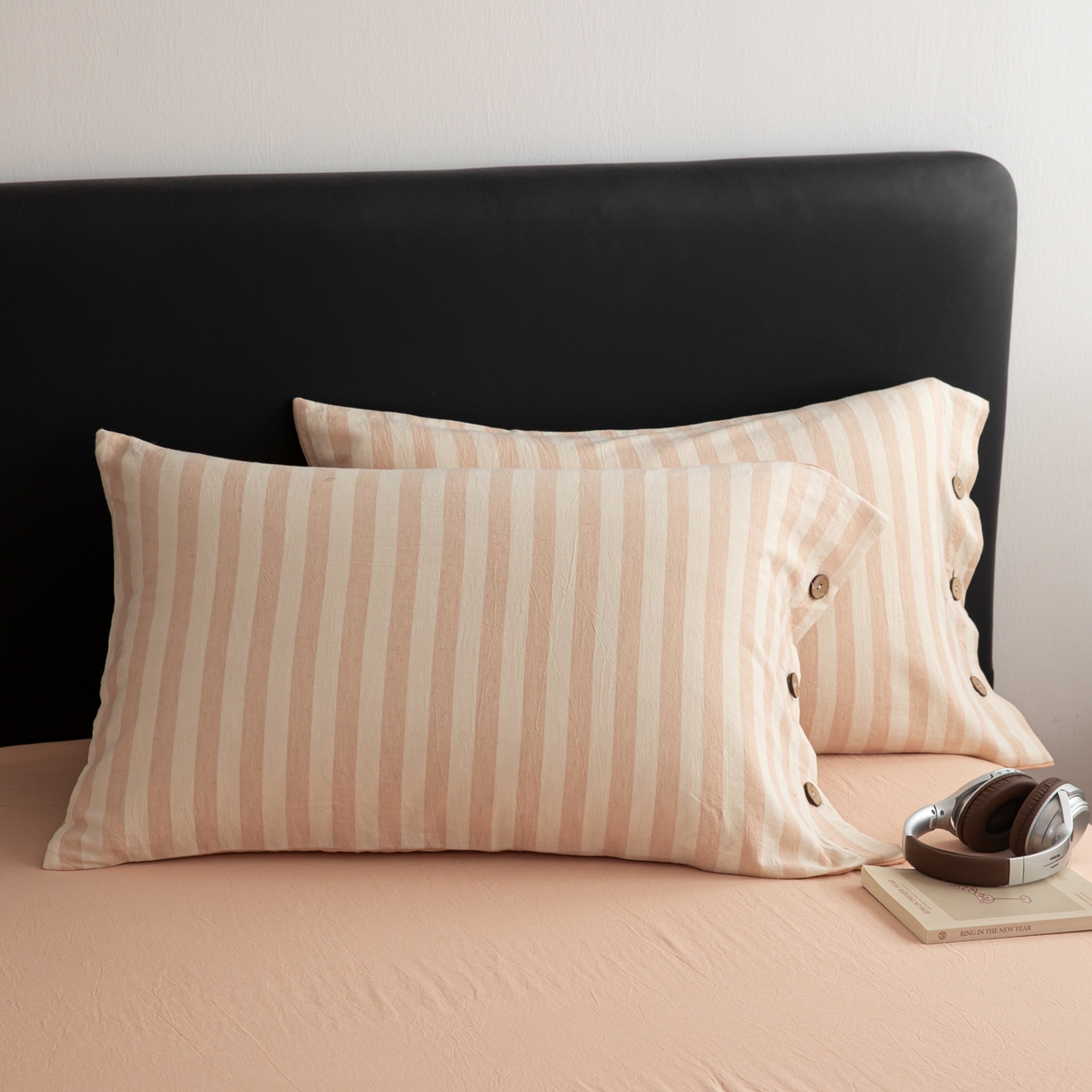 91家纺网 家纺一手货源 找家纺 女子家纺 2026新款A类棉麻纽扣款四件套--条纹格子系列 蜜粉-暖梦