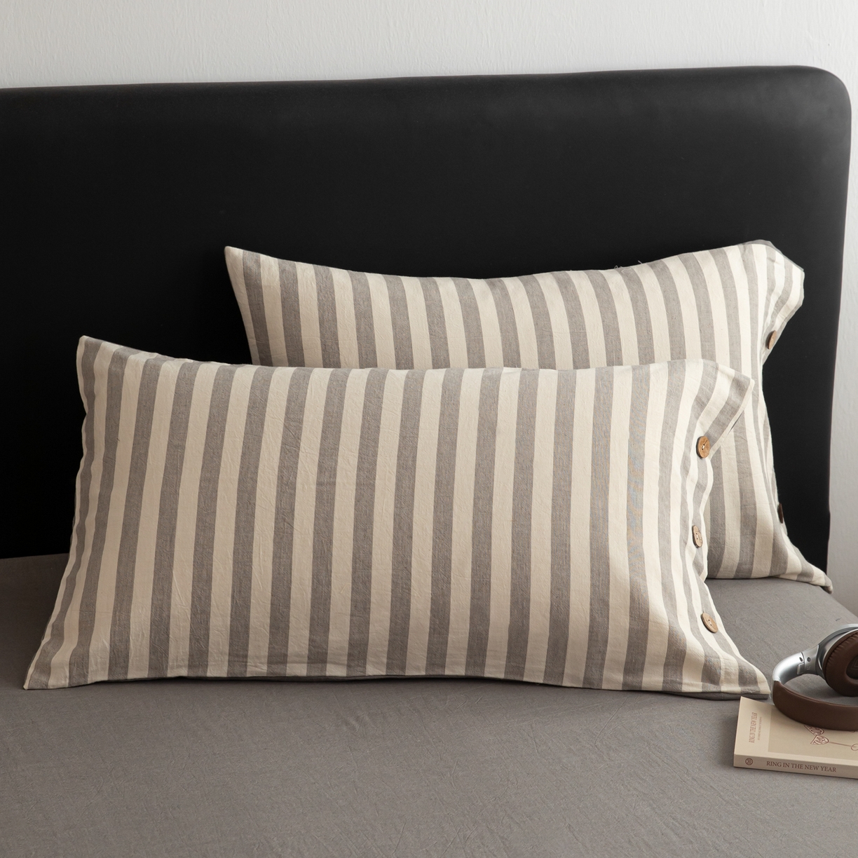 91家纺网 家纺一手货源 找家纺 女子家纺 2026新款A类棉麻纽扣款四件套--条纹格子系列 麻灰-暖梦