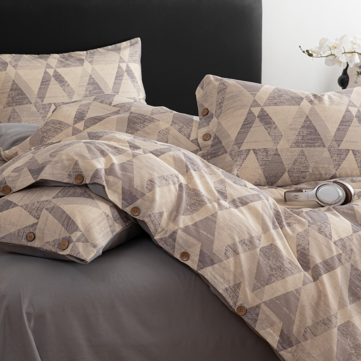 91家纺网 家纺一手货源 找家纺 女子家纺 2026新款A类棉麻纽扣款四件套--条纹格子系列 几何灰调