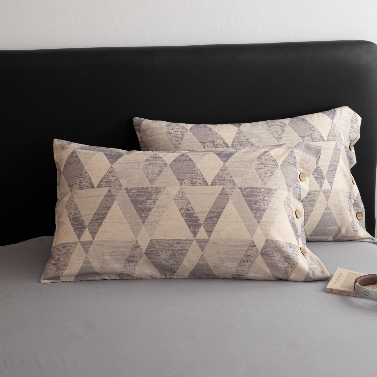 91家纺网 家纺一手货源 找家纺 女子家纺 2026新款A类棉麻纽扣款四件套--条纹格子系列 几何灰调