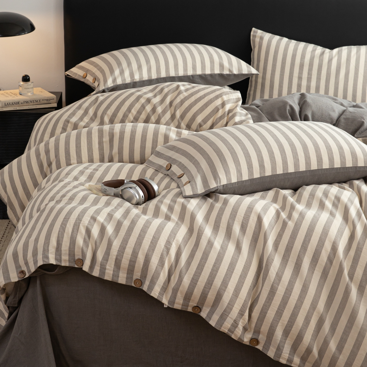 91家纺网 家纺一手货源 找家纺 女子家纺 2026新款A类棉麻纽扣款四件套--条纹格子系列 麻灰-暖梦