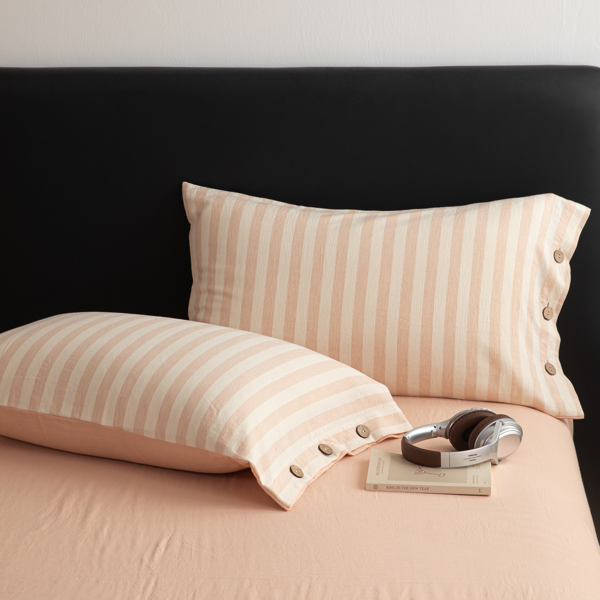 91家纺网 家纺一手货源 找家纺 女子家纺 2026新款A类棉麻纽扣款四件套--条纹格子系列 蜜粉-暖梦