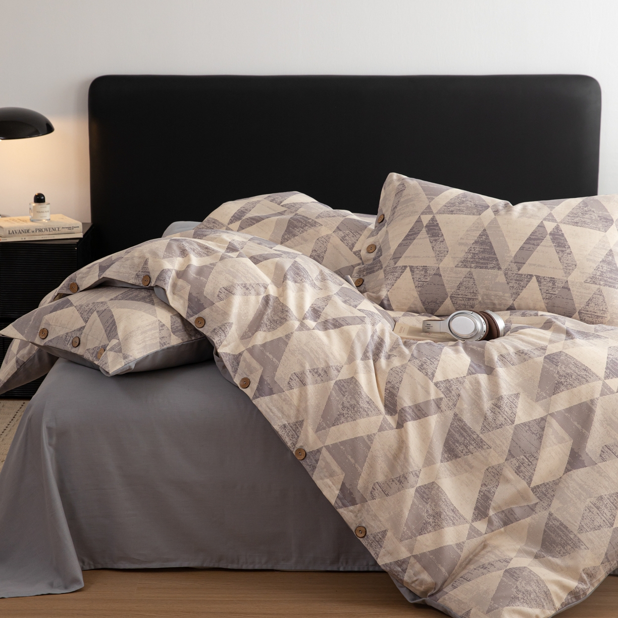 91家纺网 家纺一手货源 找家纺 女子家纺 2026新款A类棉麻纽扣款四件套--条纹格子系列 几何灰调