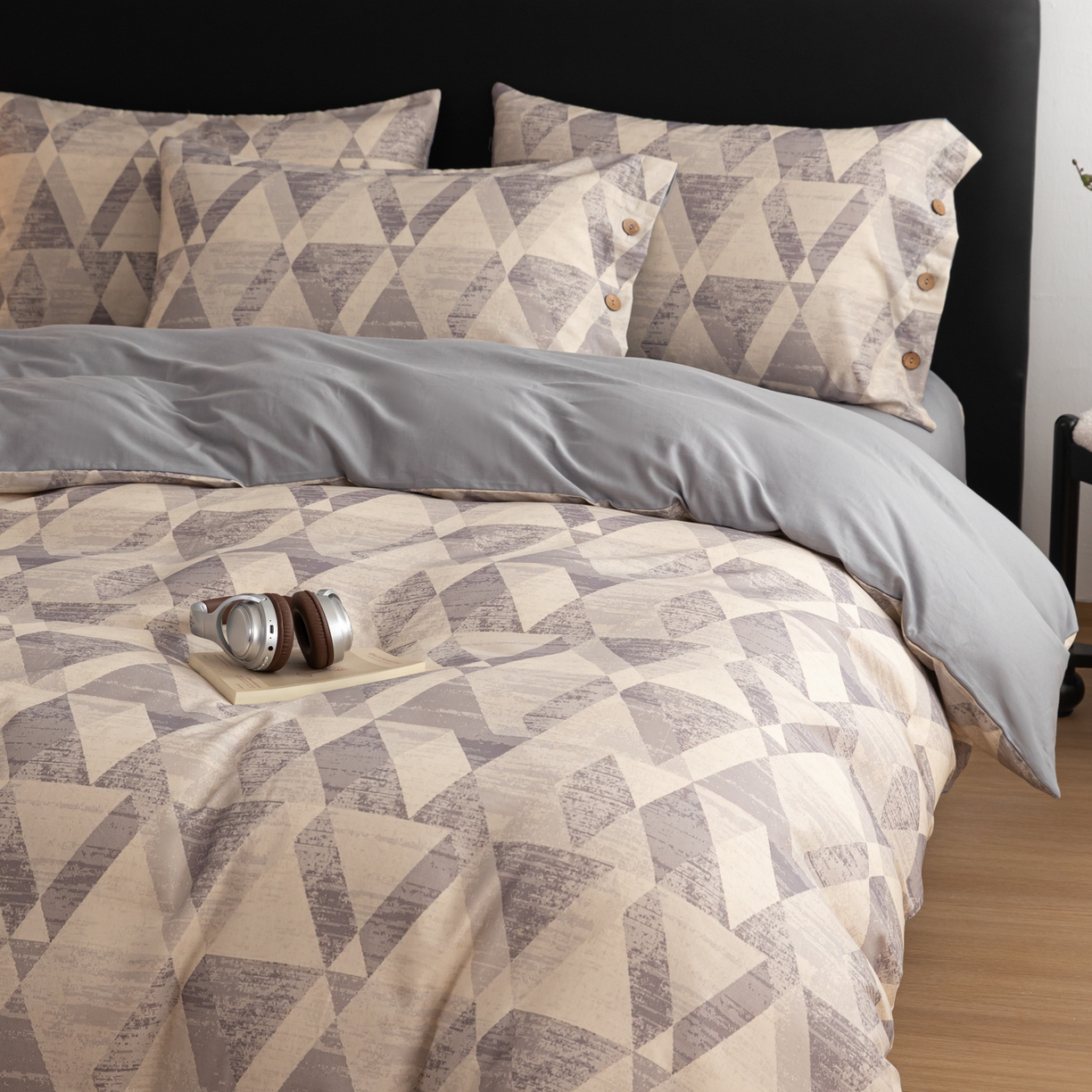 91家纺网 家纺一手货源 找家纺 女子家纺 2026新款A类棉麻纽扣款四件套--条纹格子系列 几何灰调