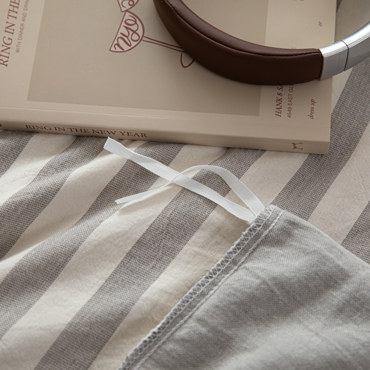 91家纺网 家纺一手货源 找家纺 女子家纺 2026新款A类棉麻纽扣款四件套--条纹格子系列 麻灰-暖梦