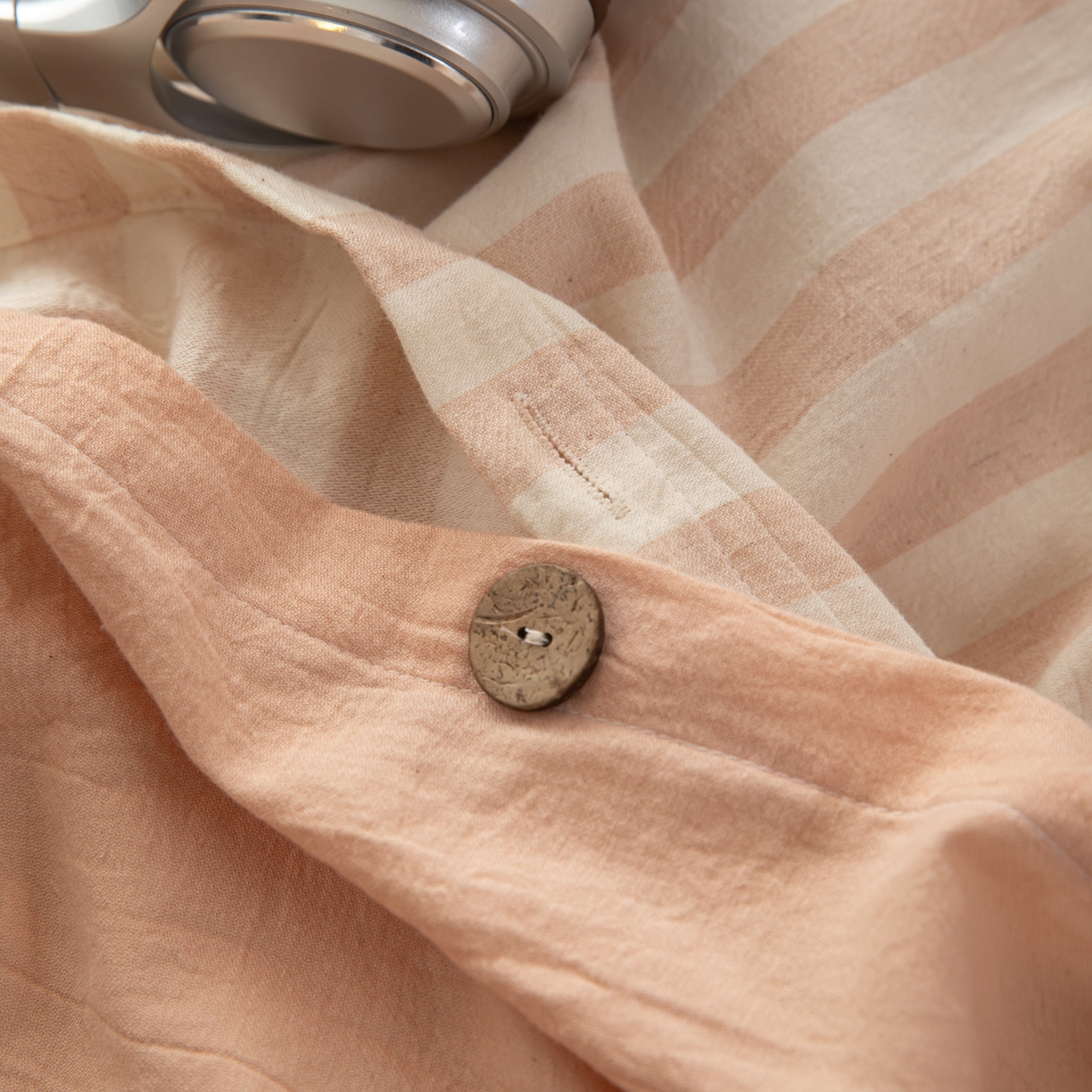 91家纺网 家纺一手货源 找家纺 女子家纺 2026新款A类棉麻纽扣款四件套--条纹格子系列 蜜粉-暖梦