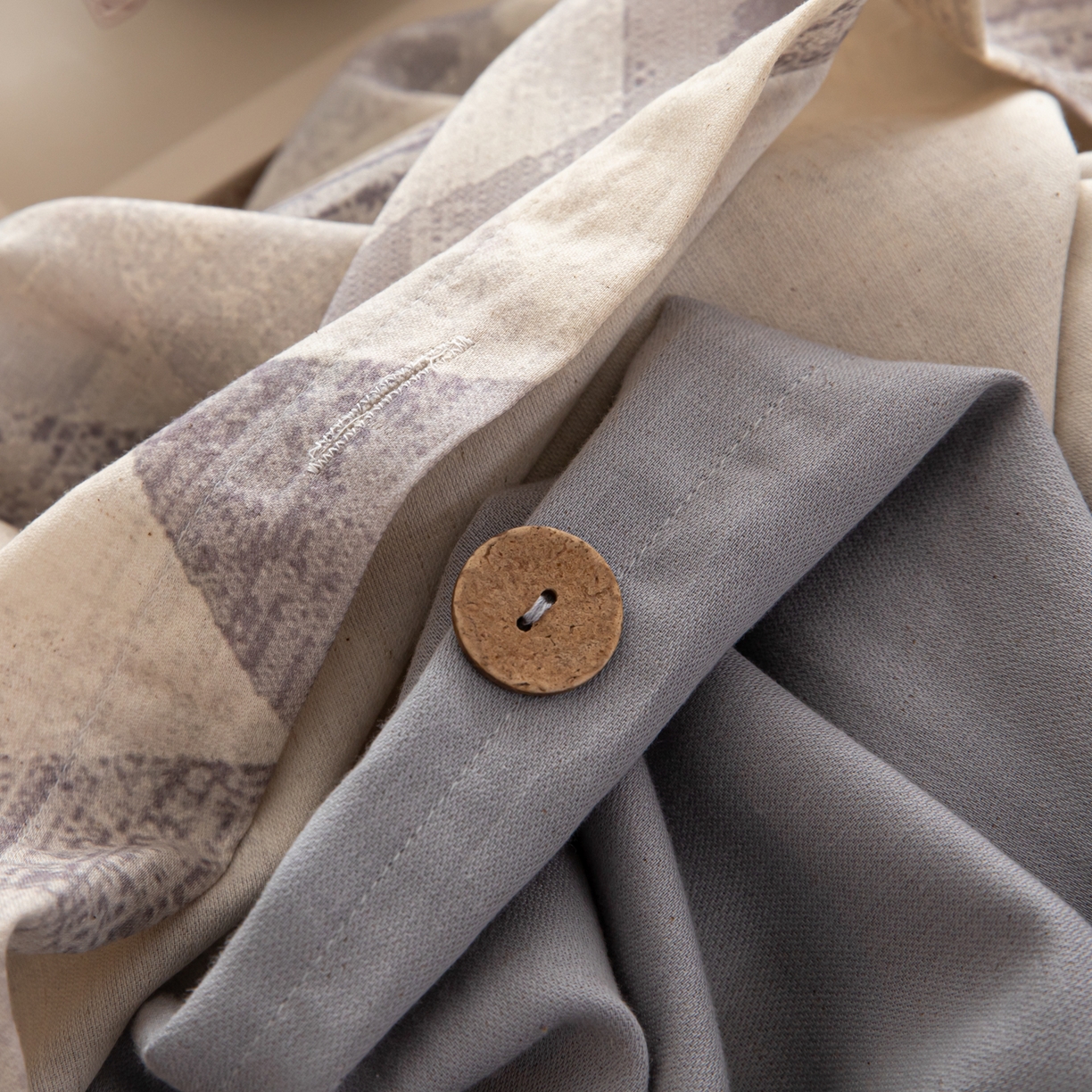 91家纺网 家纺一手货源 找家纺 女子家纺 2026新款A类棉麻纽扣款四件套--条纹格子系列 几何灰调