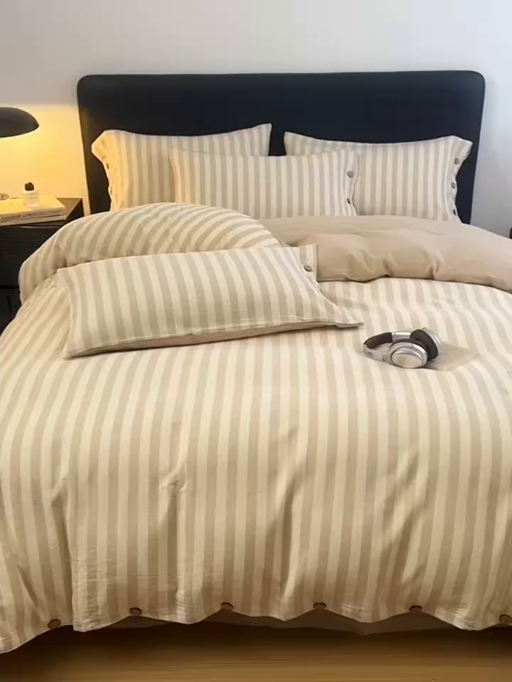 91家纺网 家纺一手货源 找家纺 女子家纺 2026新款A类棉麻纽扣款四件套--条纹格子系列 咖条-暖梦