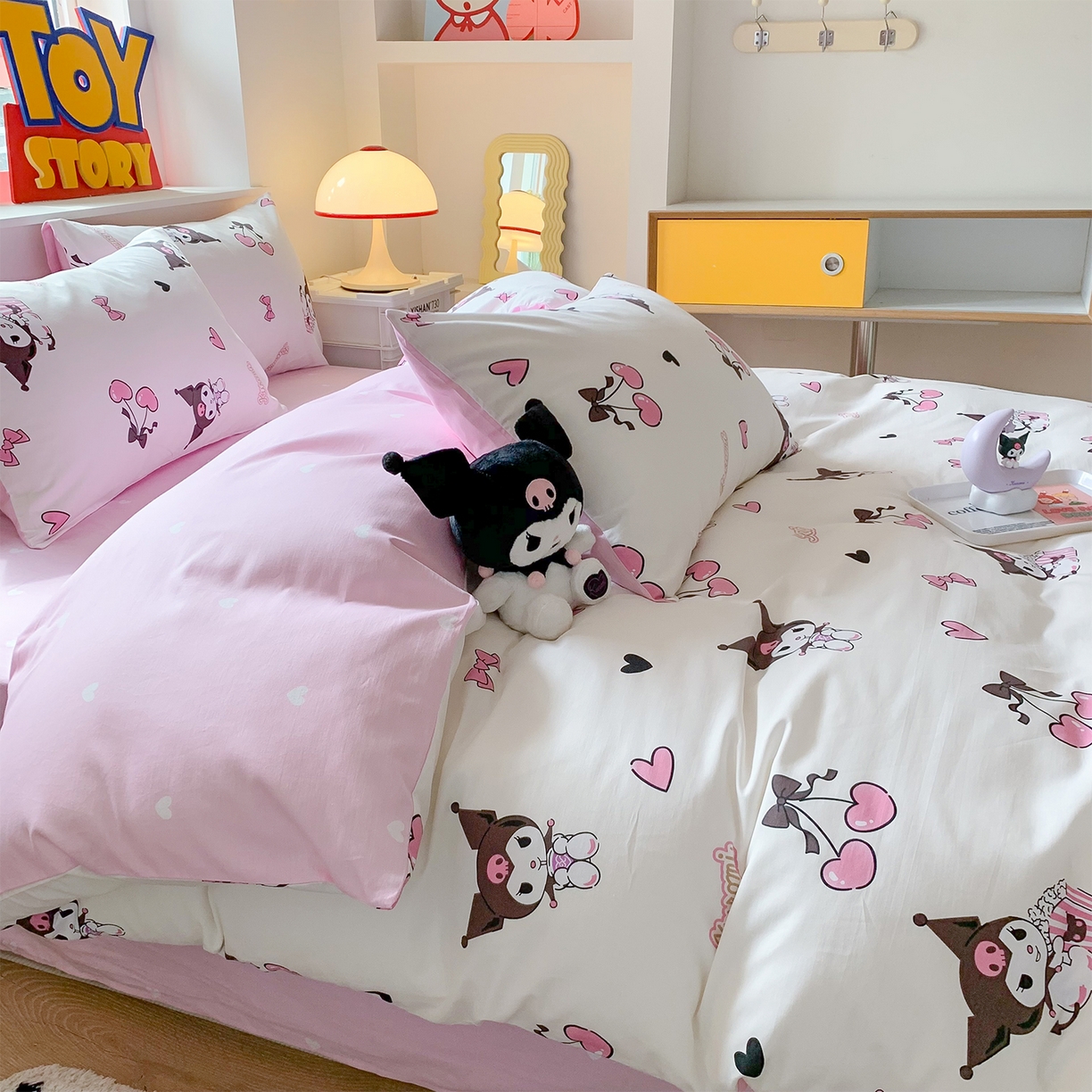 91家纺网 家纺一手货源 找家纺 玉元坊 2026新款正版授权三丽鸥系列全棉纯棉床单四件套学生三件套-库洛米系列 樱桃库洛米【简约款】