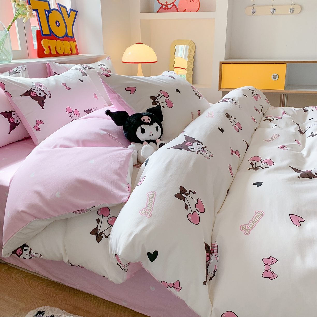 91家纺网 家纺一手货源 找家纺 玉元坊 2026新款正版授权三丽鸥系列全棉纯棉床单四件套学生三件套-库洛米系列 樱桃库洛米【简约款】