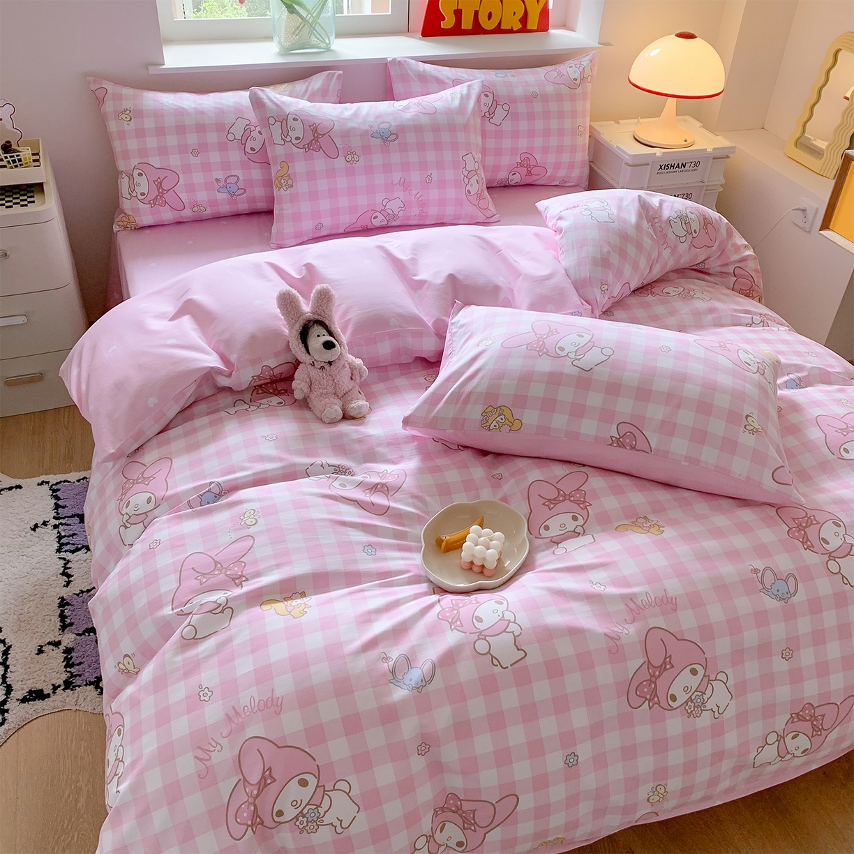 91家纺网 家纺一手货源 找家纺 玉元坊 2026新款正版授权三丽鸥系列全棉纯棉床单四件套学生三件套-美乐蒂系列 粉格美乐蒂【简约款】