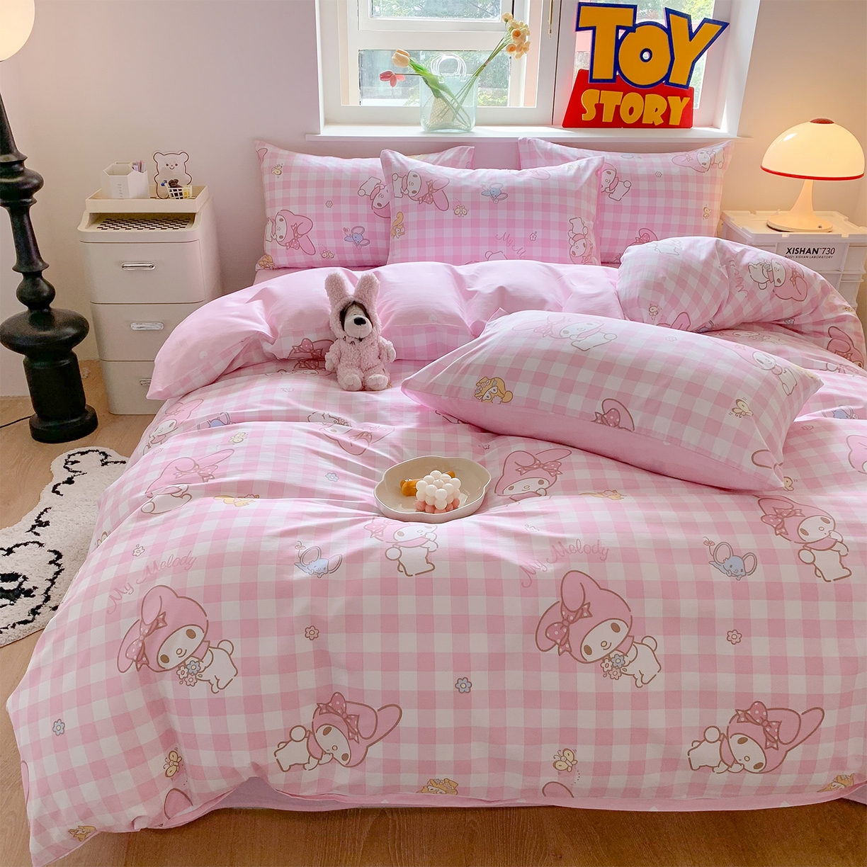 91家纺网 家纺一手货源 找家纺 玉元坊 2026新款正版授权三丽鸥系列全棉纯棉床单四件套学生三件套-美乐蒂系列 粉格美乐蒂【简约款】