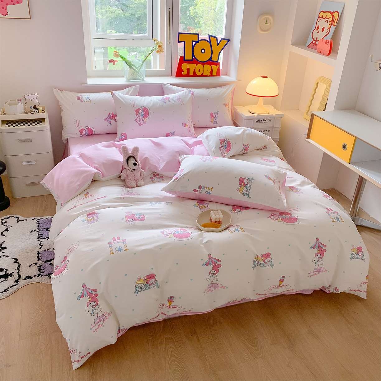 91家纺网 家纺一手货源 找家纺 玉元坊 2026新款正版授权三丽鸥系列全棉纯棉床单四件套学生三件套-美乐蒂系列 开心美乐蒂【简约款】