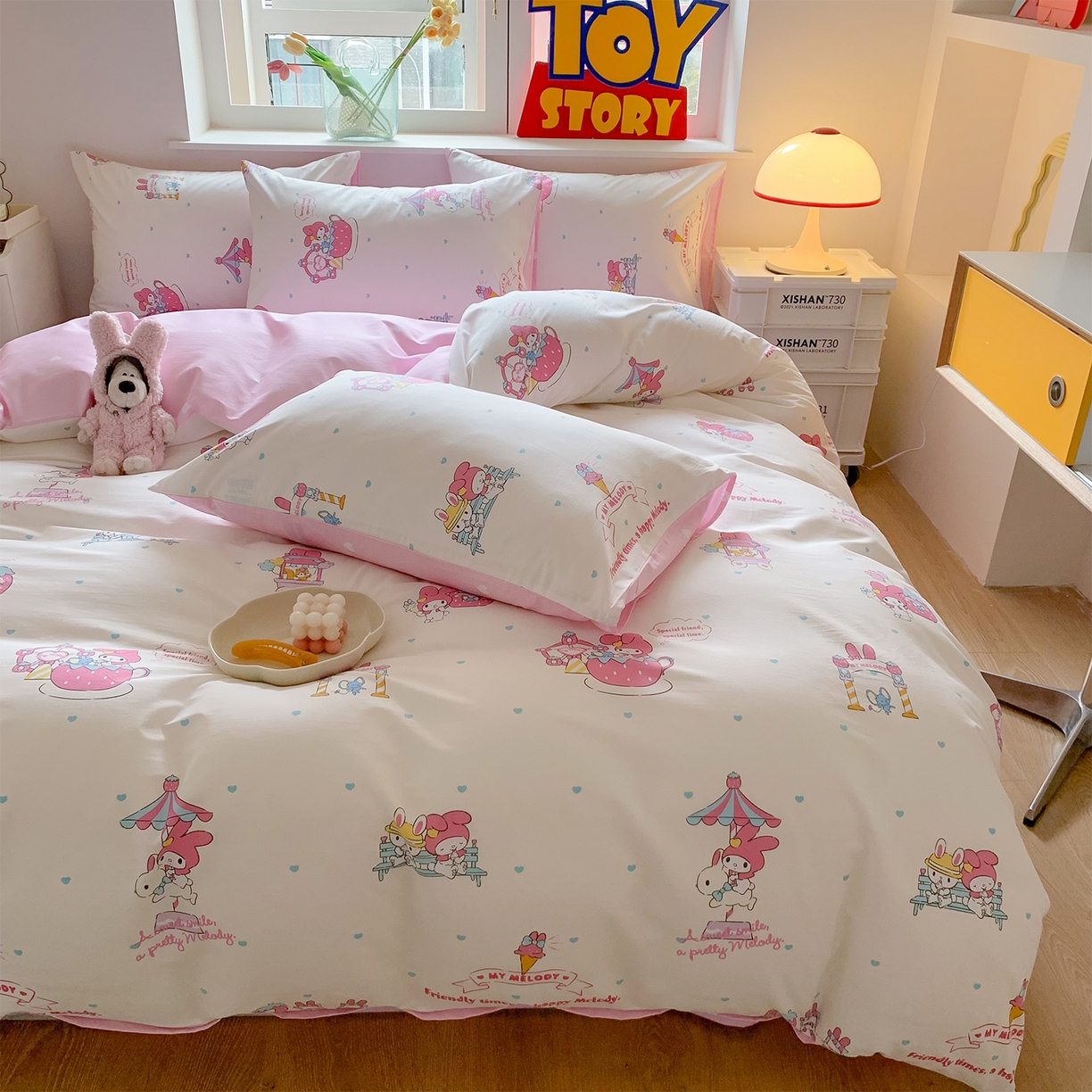 91家纺网 家纺一手货源 找家纺 玉元坊 2026新款正版授权三丽鸥系列全棉纯棉床单四件套学生三件套-美乐蒂系列 开心美乐蒂【简约款】