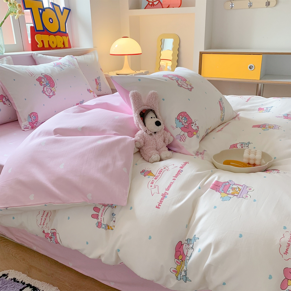 91家纺网 家纺一手货源 找家纺 玉元坊 2026新款正版授权三丽鸥系列全棉纯棉床单四件套学生三件套-美乐蒂系列 开心美乐蒂【简约款】