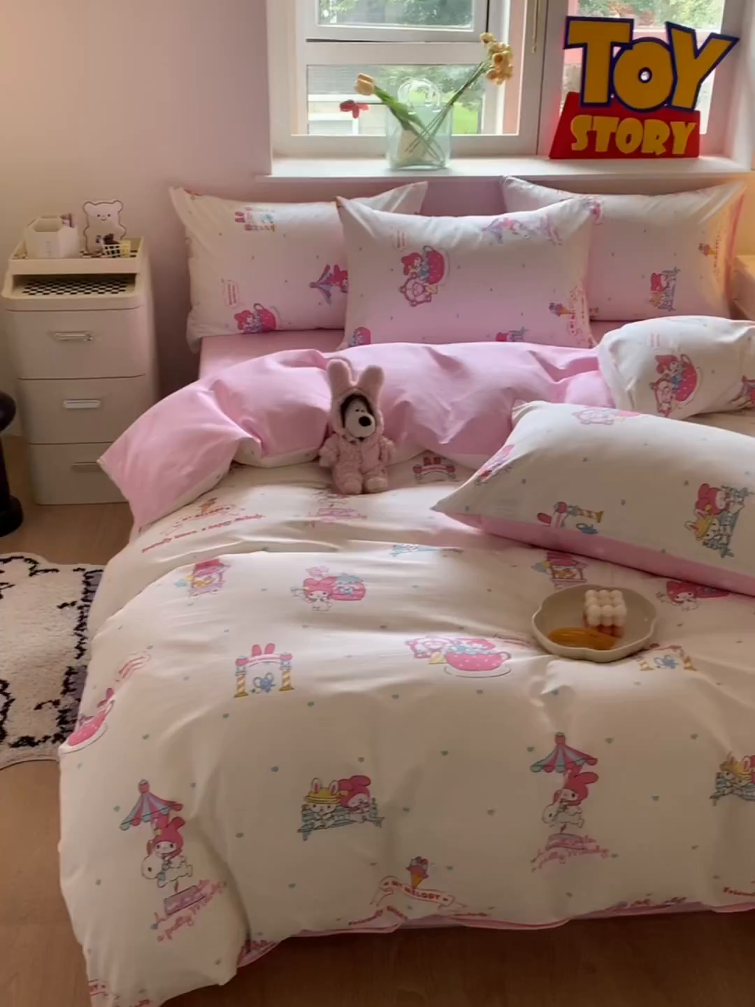 91家纺网 家纺一手货源 找家纺 玉元坊 2026新款正版授权三丽鸥系列全棉纯棉床单四件套学生三件套-美乐蒂系列 开心美乐蒂【简约款】