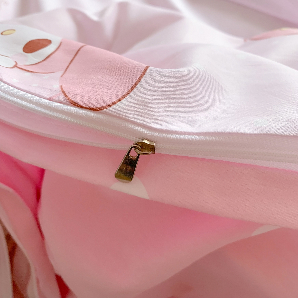 91家纺网 家纺一手货源 找家纺 玉元坊 2026新款正版授权三丽鸥系列全棉纯棉床单四件套学生三件套-美乐蒂系列 小兔美乐蒂【简约款】