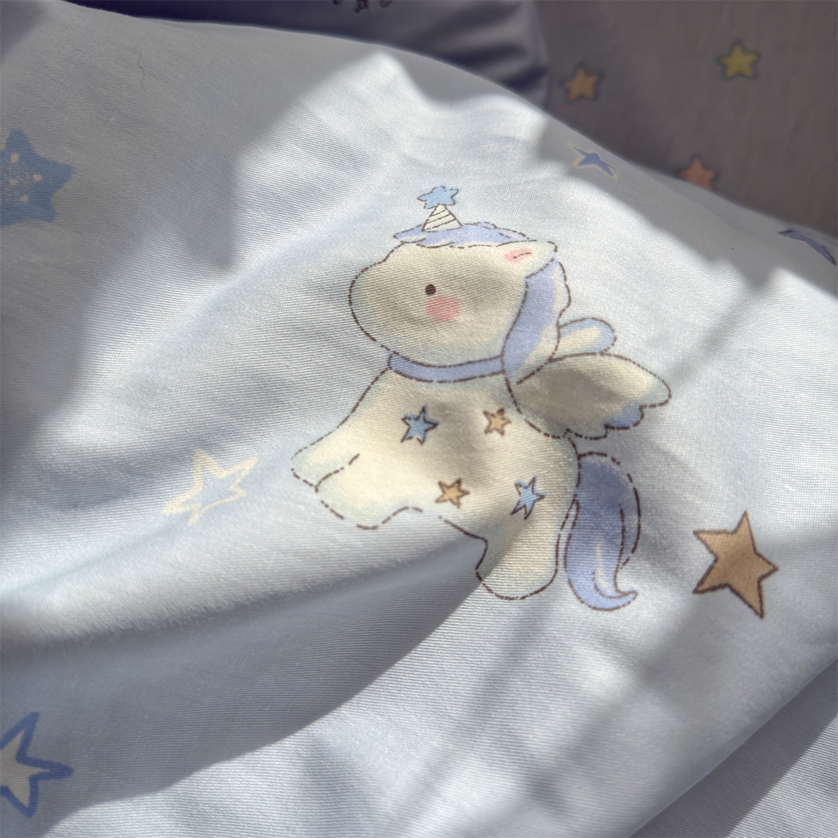 91家纺网 家纺一手货源 找家纺 名兮家居 2026跑量款全棉印花四件套 独角兽蓝