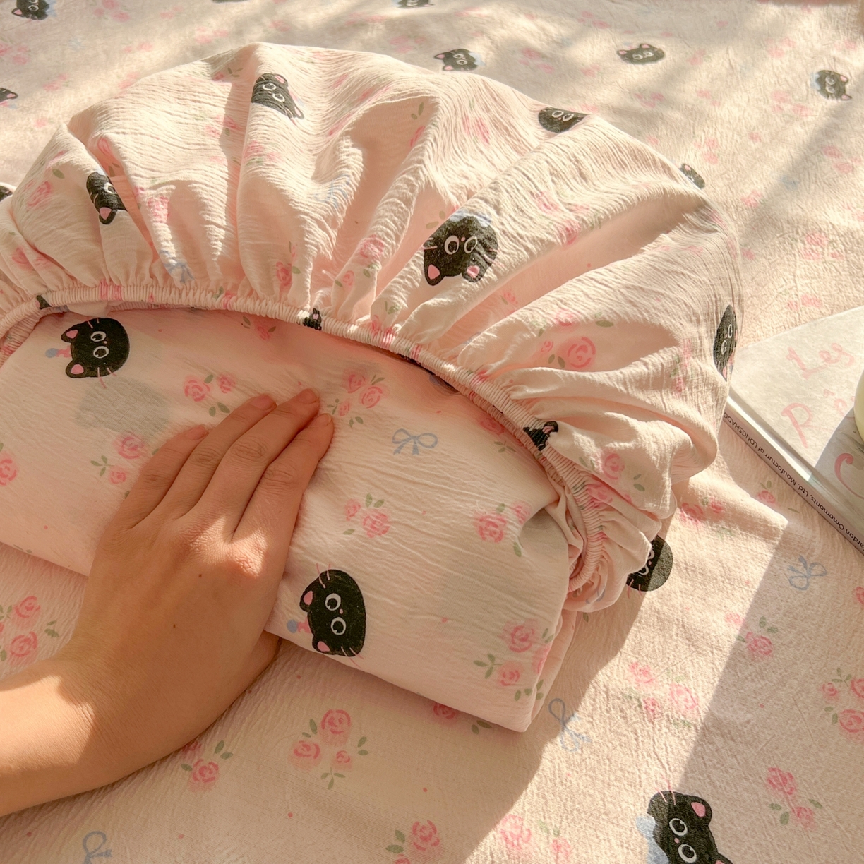 91家纺网 家纺一手货源 找家纺 繁花家居 2026新款泡芙棉云感木棉邹邹纱单床笠床单单件学生床 粉糖喵仔