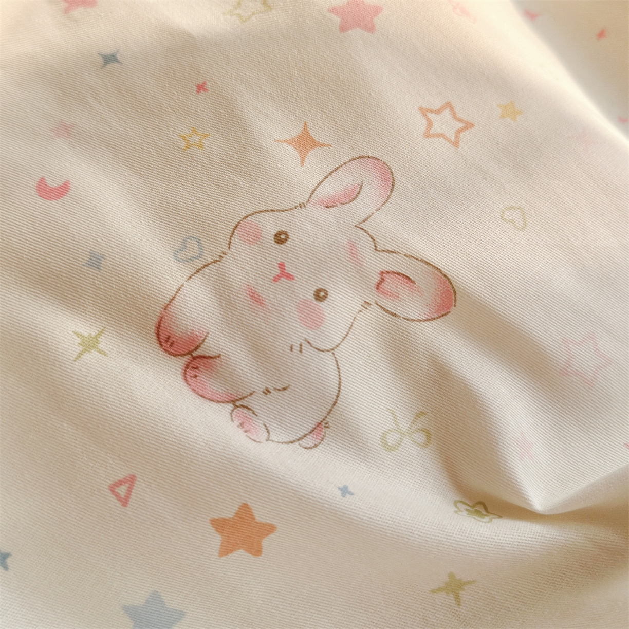 91家纺网 家纺一手货源 找家纺 名兮家居 2026跑量款全棉印花四件套 奶油兔兔