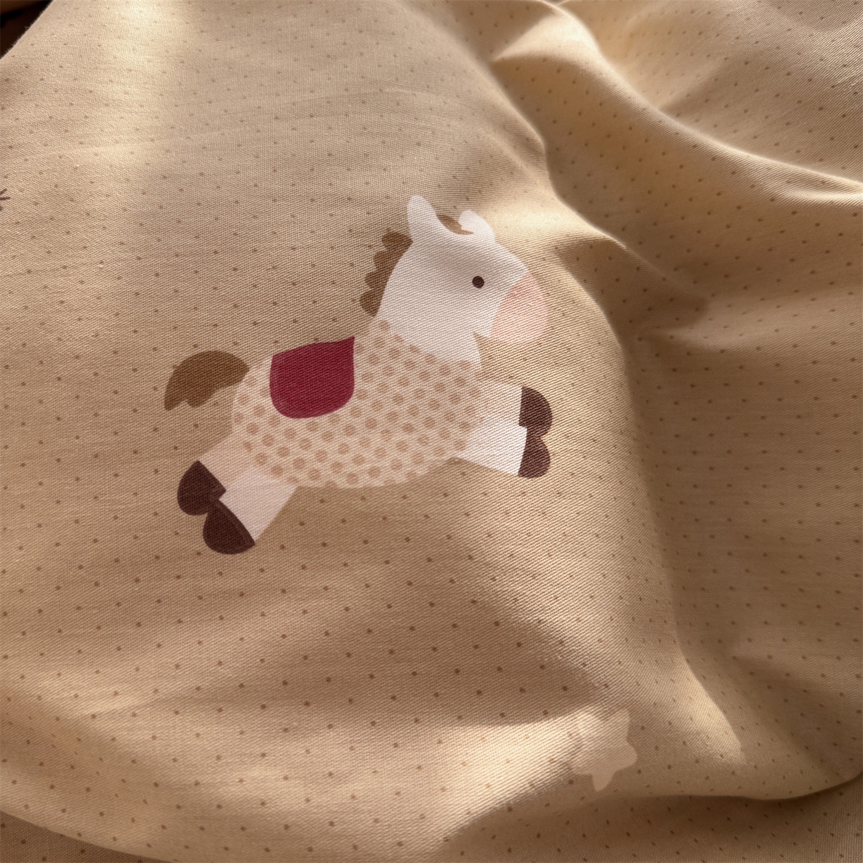 91家纺网 家纺一手货源 找家纺 名兮家居 2026跑量款全棉印花四件套 暖暖小马梦