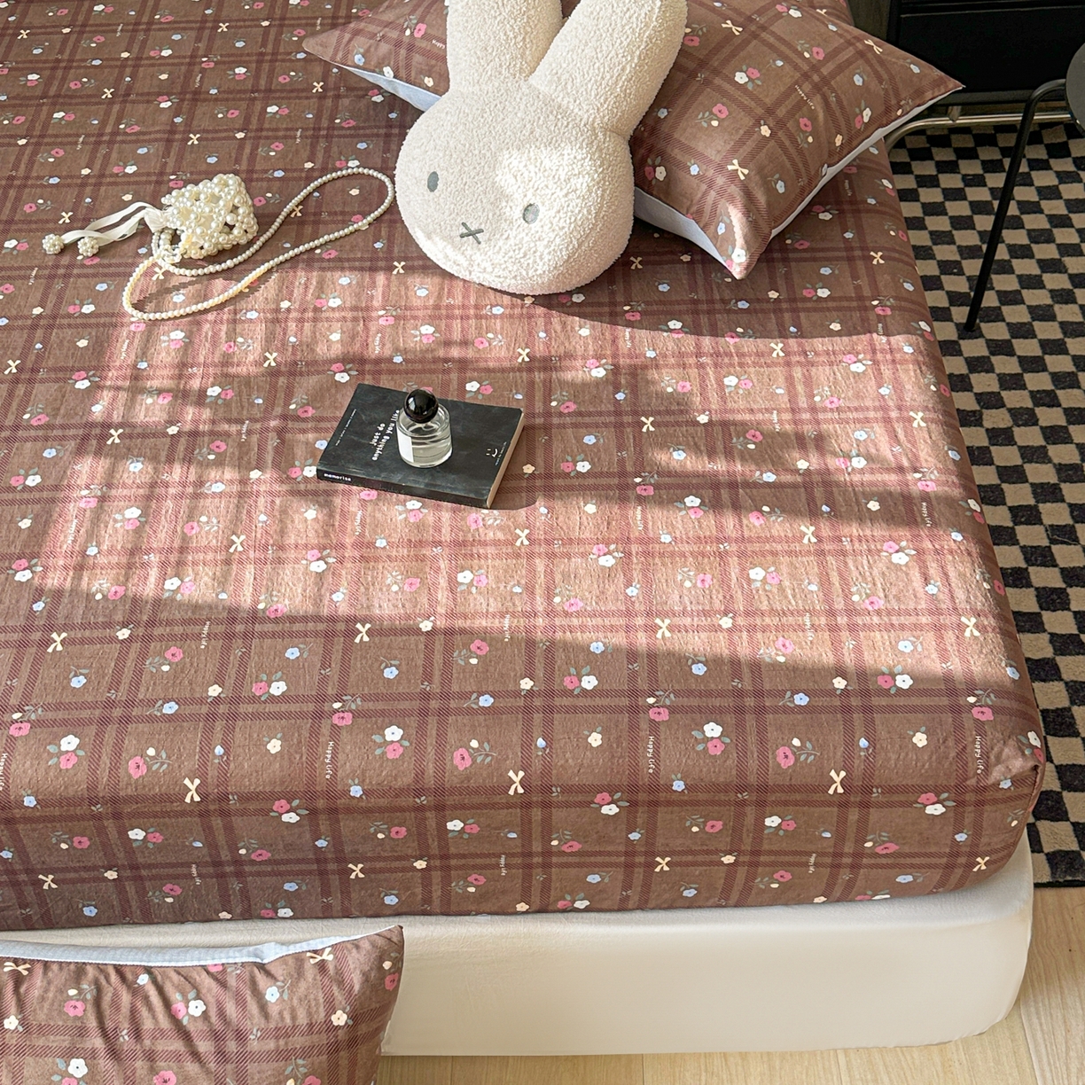 91家纺网 家纺一手货源 找家纺 繁花家居 2026新款泡芙棉云感木棉邹邹纱单床笠床单单件学生床 焦糖格纹