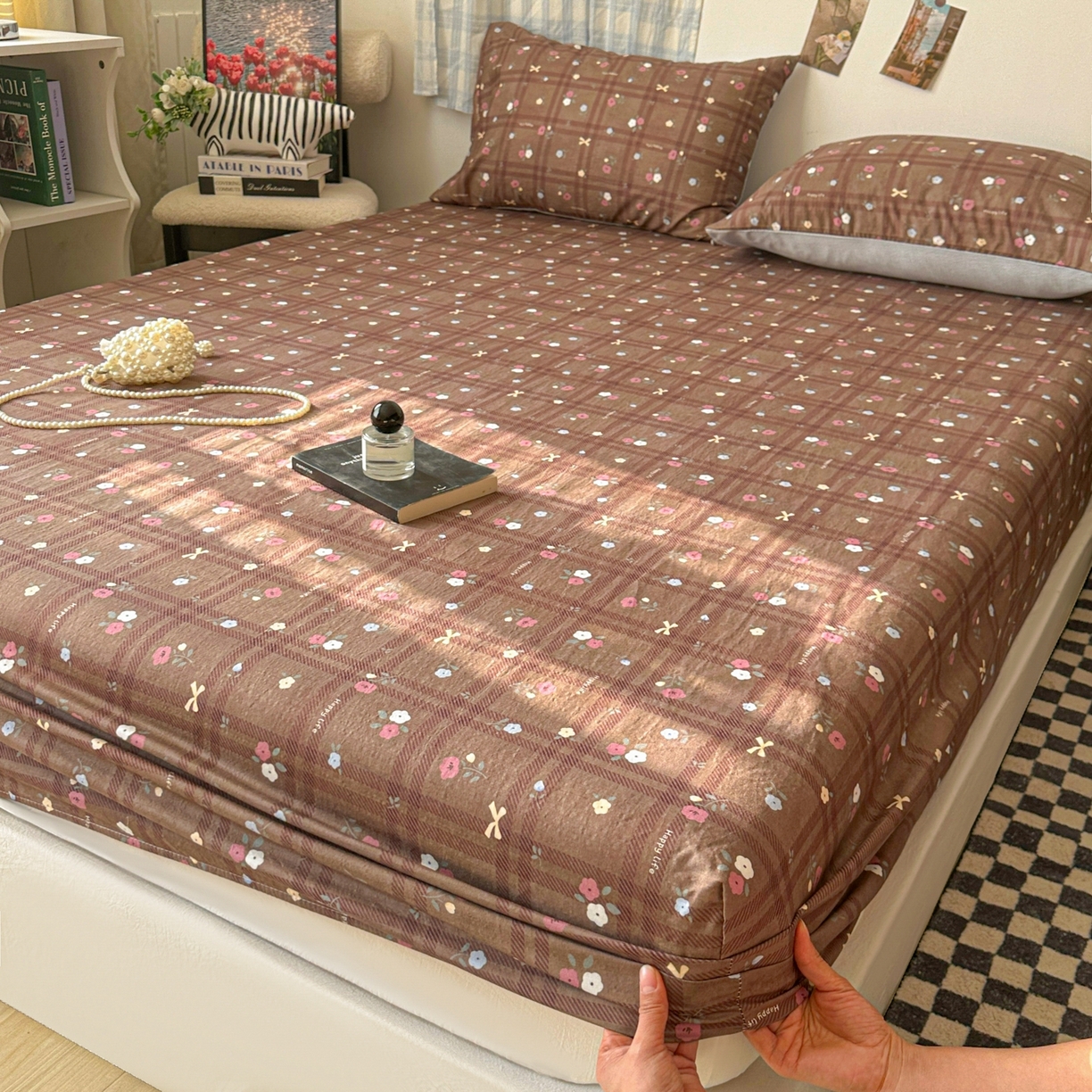 91家纺网 家纺一手货源 找家纺 繁花家居 2026新款泡芙棉云感木棉邹邹纱单床笠床单单件学生床 焦糖格纹