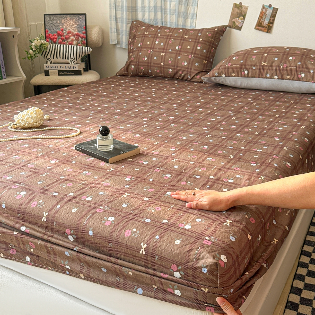 91家纺网 家纺一手货源 找家纺 繁花家居 2026新款泡芙棉云感木棉邹邹纱单床笠床单单件学生床 焦糖格纹